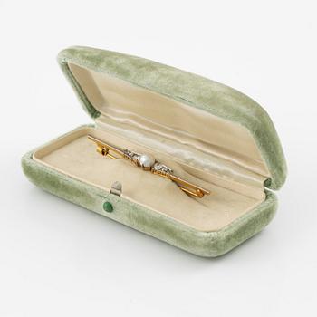 Brooch 18K gold with a pearl and old-cut diamonds.