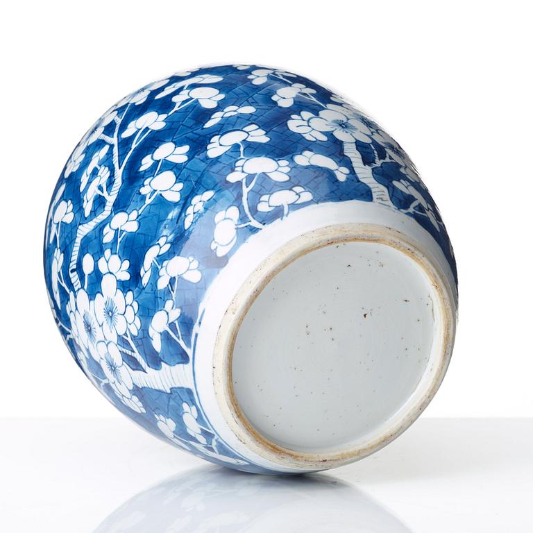 A blue and white jar, Qing  dynasty, Kangxi (1662-1722).