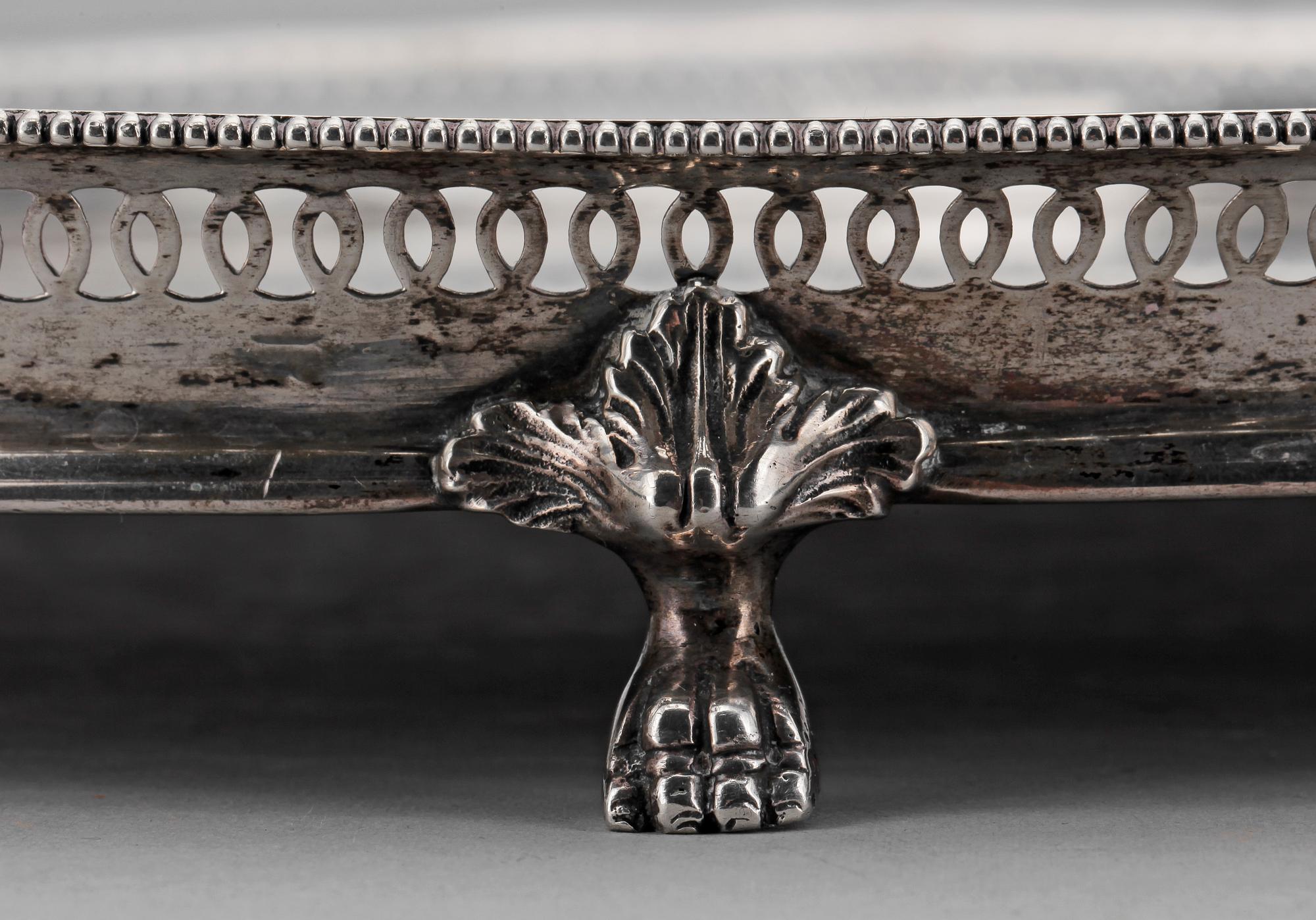 BRICKA, låghaltigt silver, troligen Florence, Italien 1934-1944. Vikt ca 1847g.