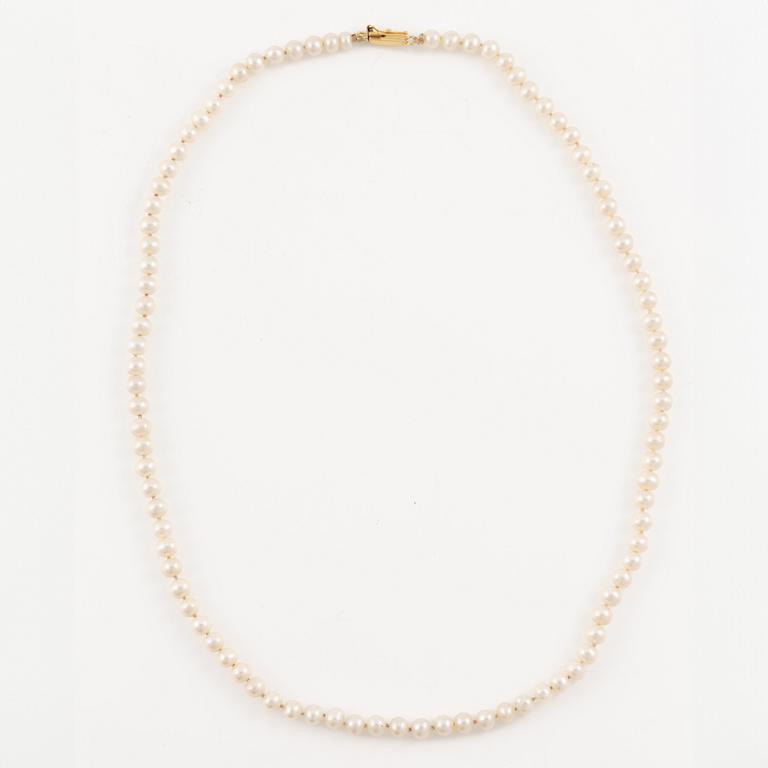 Pearl necklace, with cultured pearls, clasp in 18K gold.