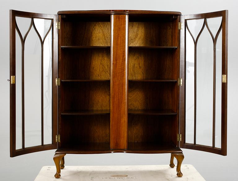 VITRINSKÅP, England, 1900-tal.