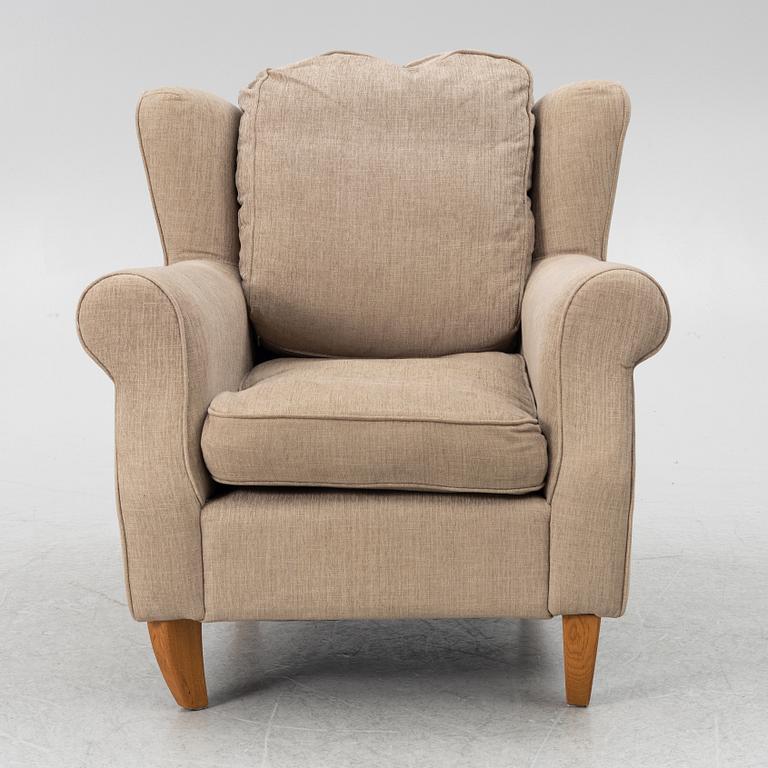 An armchair with footstool, Howard model, Englessons, 21st century.