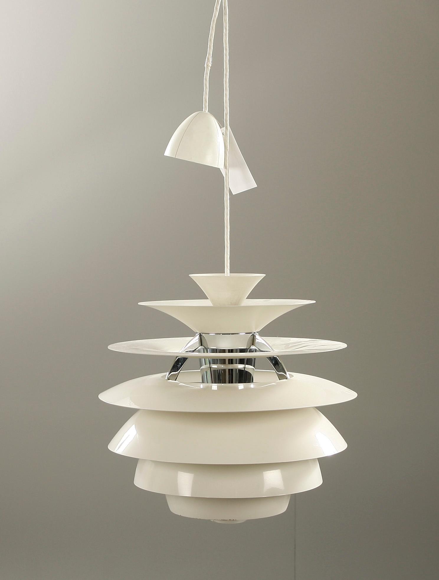 TAKLAMPA, "PH-snöboll", Poul Henningsen för Louis Poulsen. H 40.