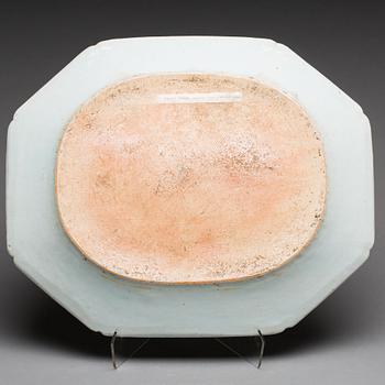 A BLUE AND WHITE TUREEN AND A BLUE AND WHITE SERVING DISH, CHINA, 18th/19th CENTURY.