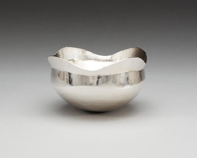 A Jan Lundgren sterling bowl, Stockholm 2001.