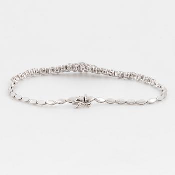 Brilliant-cut diamond bracelet.