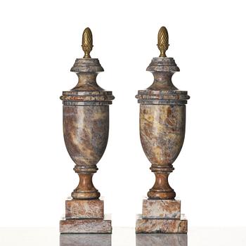 Dekorationsurnor med lock, ett par, Louis XVI-stil ca 1900.