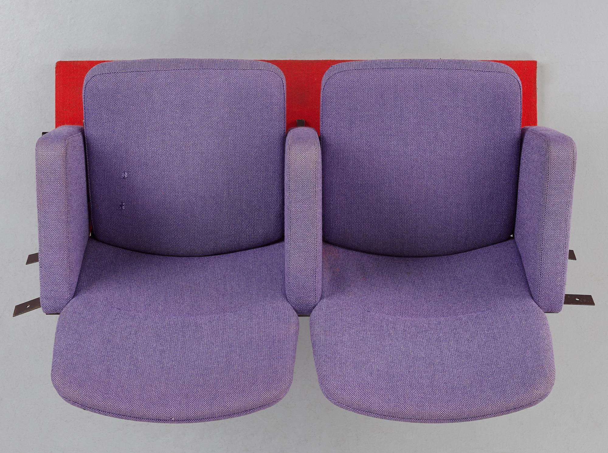HANS J WEGNER, ett par biografstolar, "GE30", Getama, Danmark, 1970-tal.