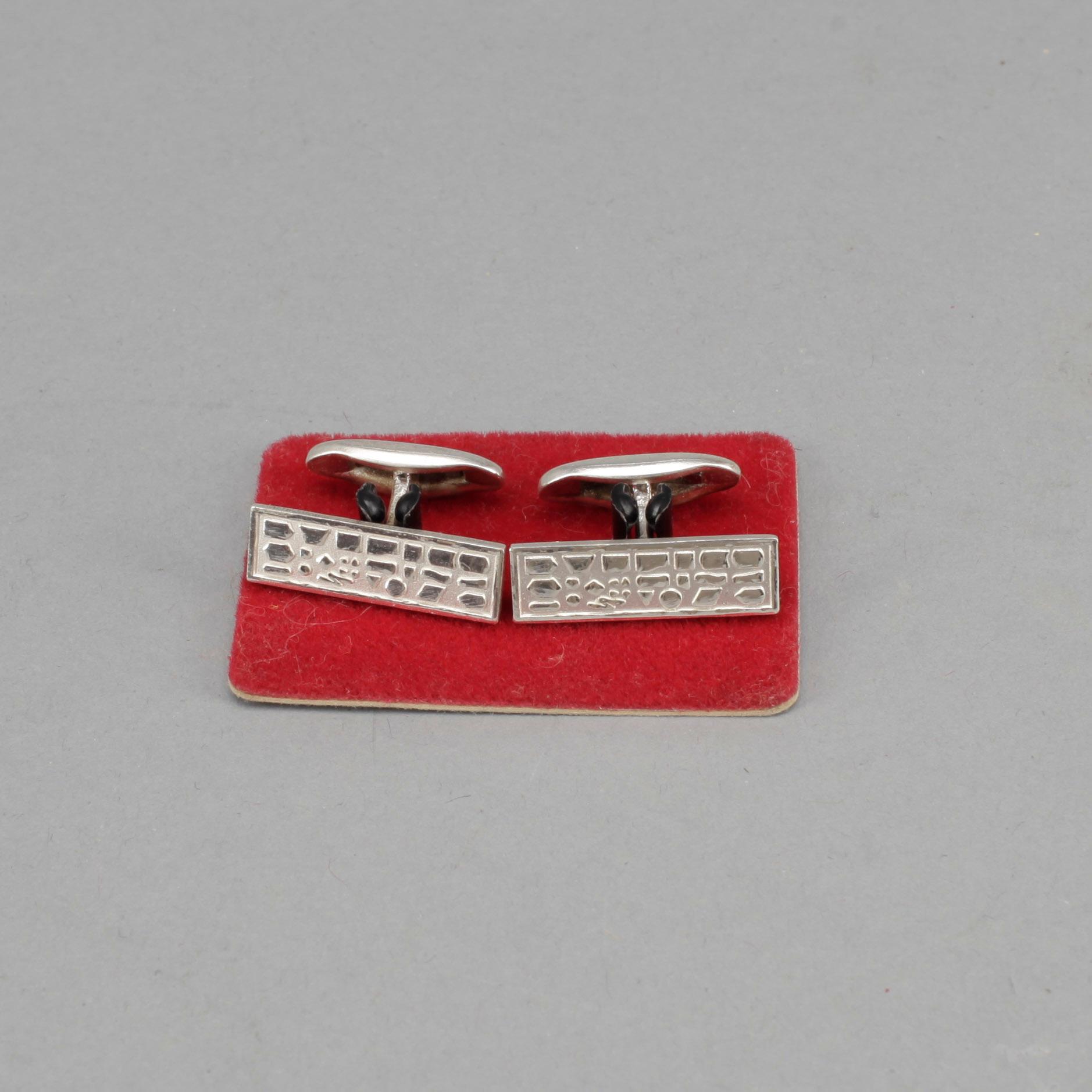 PARTI SILVER, 5 delar, silver, bland annat ett par manschettknappar i sterlingsilver, 1900-tal. Vikt ca 525 gram.