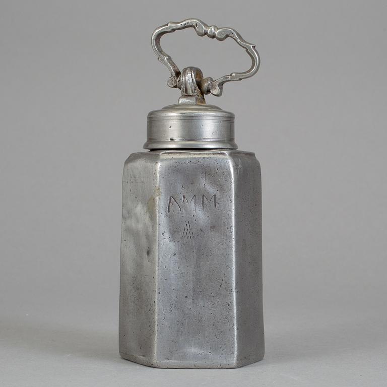 PRISMAFLASKA, tenn, daterad 1758.