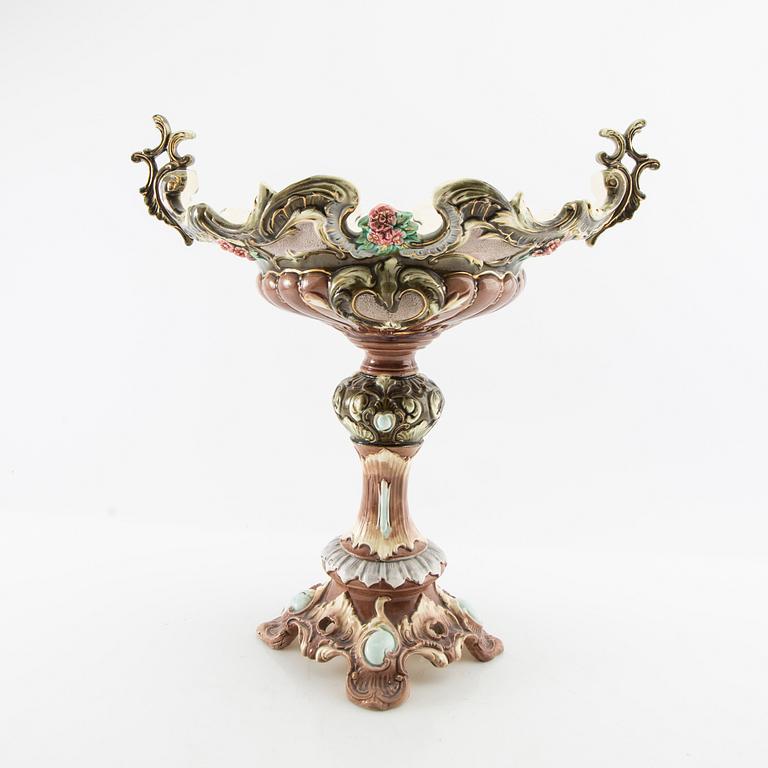 Footed bowl, majolica, circa 1900.