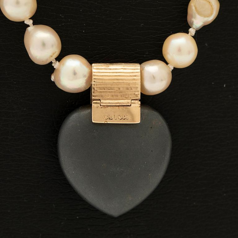 Ole Lynggaard, hänge, 14K guld med sten och diamant samt pärlcollier.