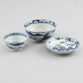 SKÅLAR, 2 st, samt FAT, porslin, Kina, 1700-tal samt 1900-talets första hälft.