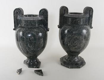 PRAKTURNOR, 2 st snarlika, Kolmårdsmarmor, 1900-talets mitt.