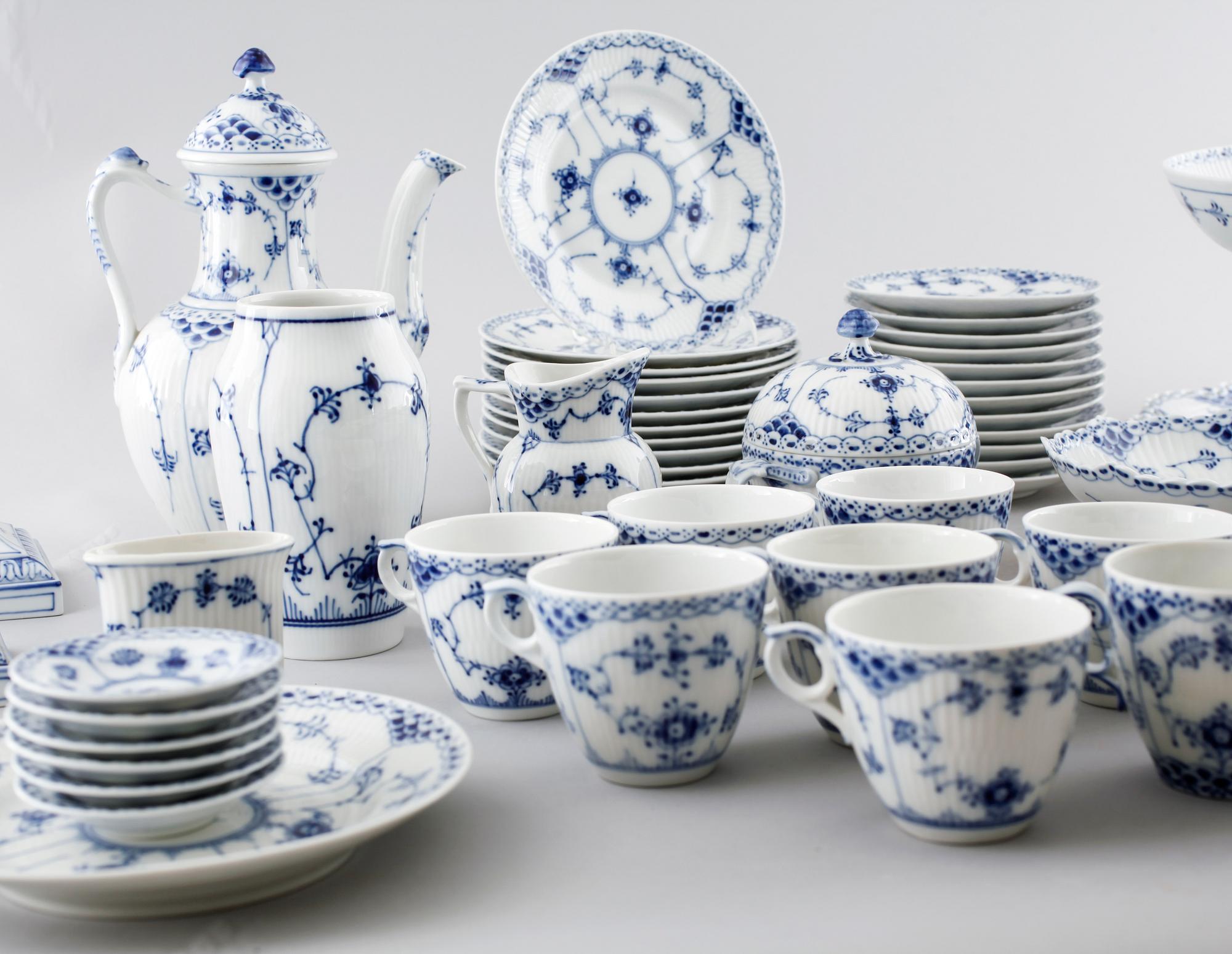 43 pieces of porcelain tableware from Royal Copenhagen, model "Musselmalet",second half of the 20th century.