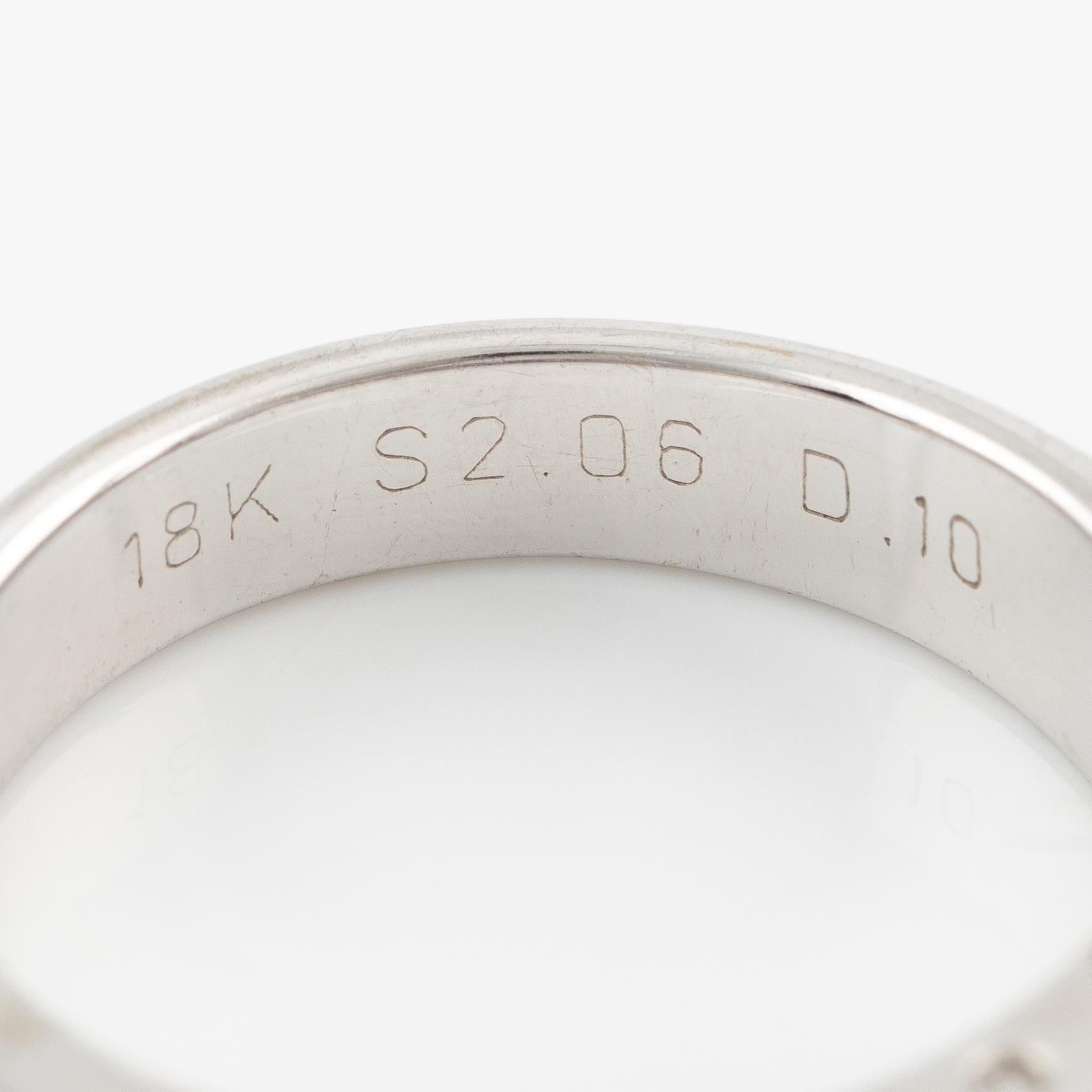 Ring med 18K vitguld med rosa safirer och runda briljantslipade diamanter.