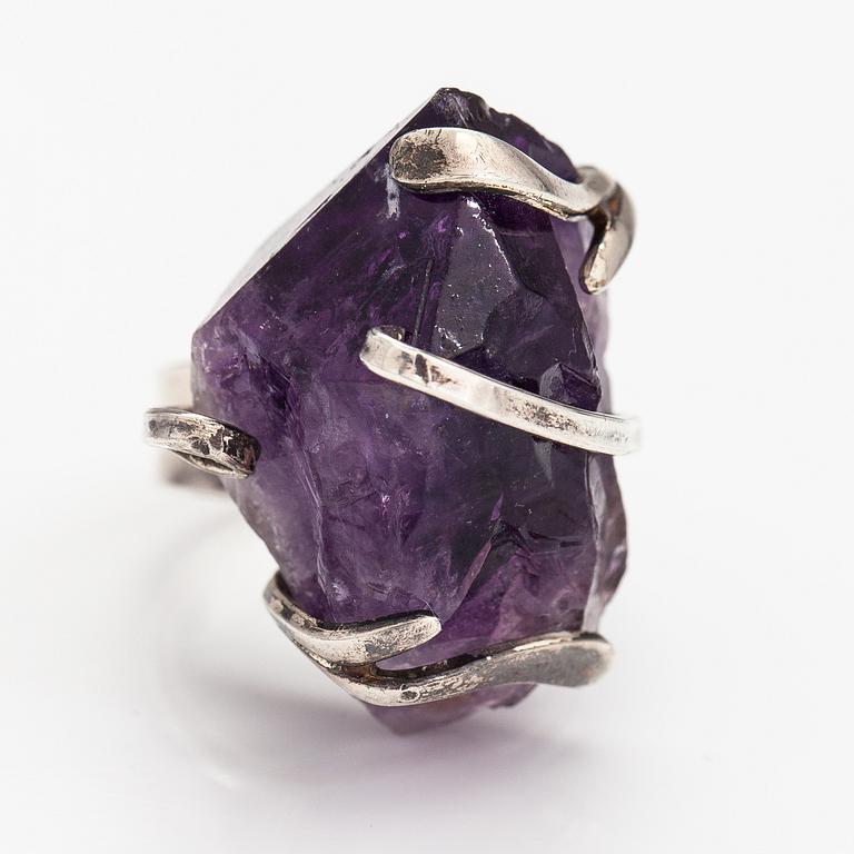 A silver ring with an amethyst.