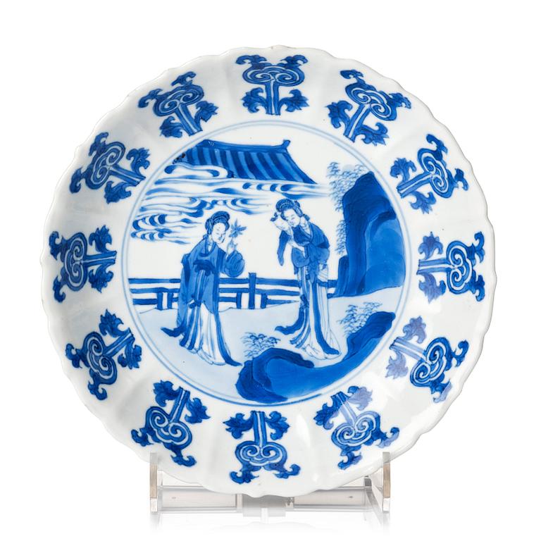 A blue and white dish, Qing dynasty, Kangxi (1662-1722).