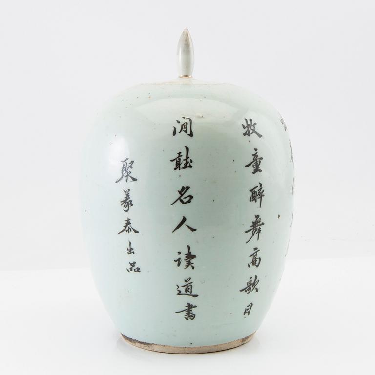 A Chinese jar with cover, 20th century.