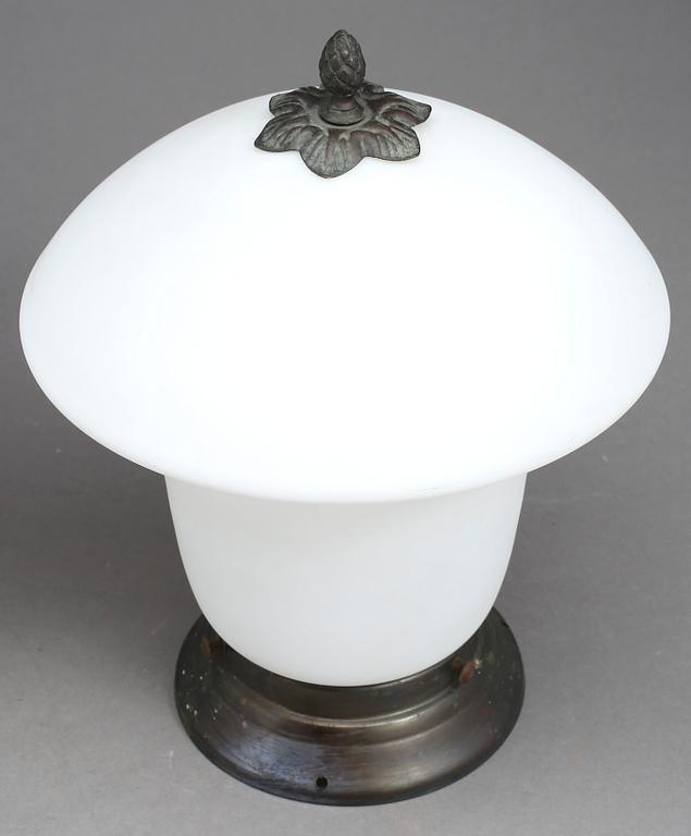 TAKLAMPOR, ett par, 1900-talets början. Metall och opalglas.