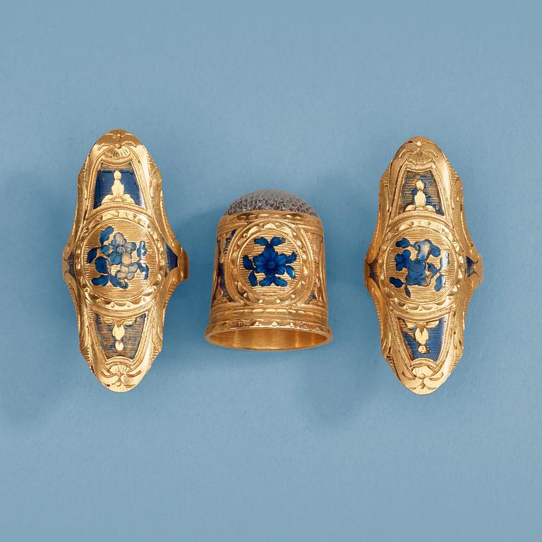 A 18th century gold and enamel sewing-kit, unmarked.