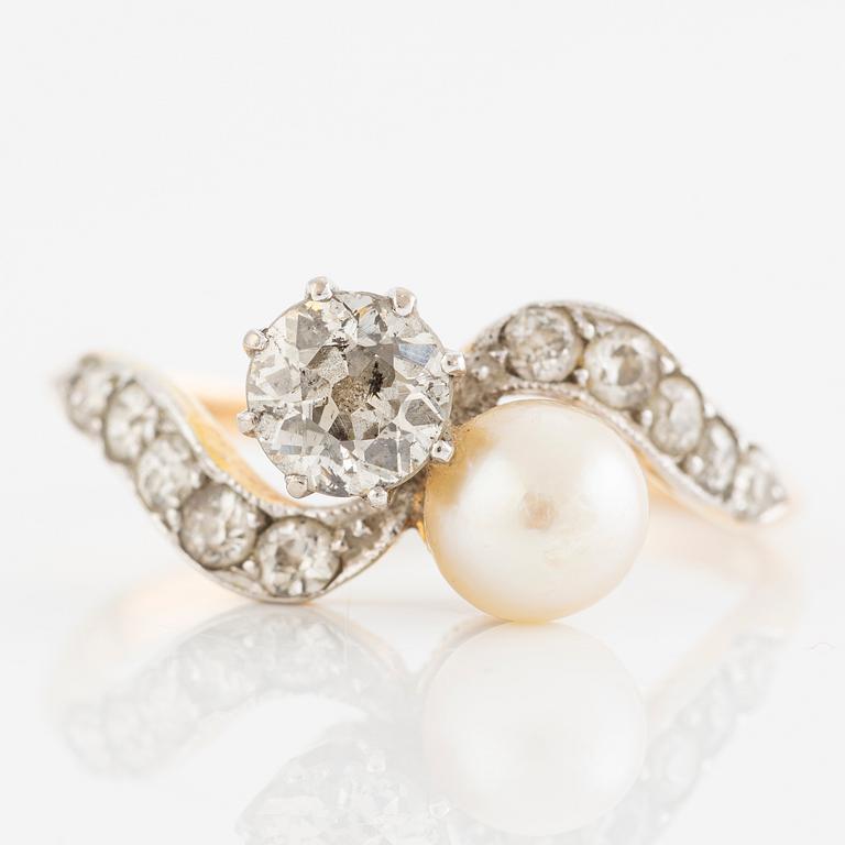 Ring, "toi et moi" ring, 18K gold set with old-cut diamonds and a pearl, circa 1900.