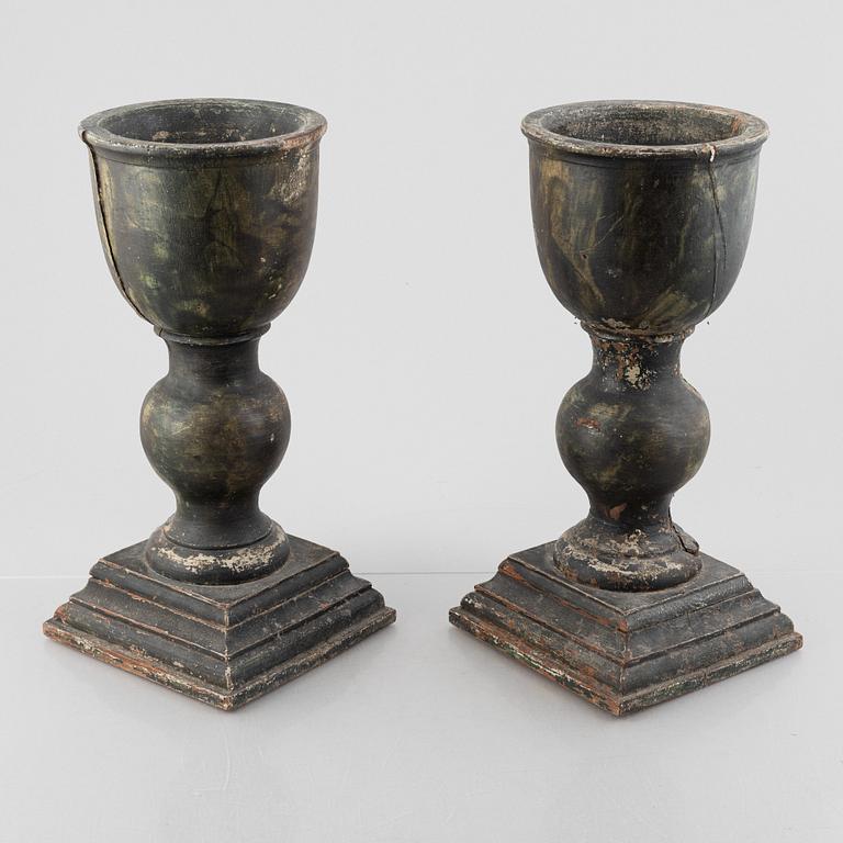 Urnor, ett par, omkring år 1700. Barock.