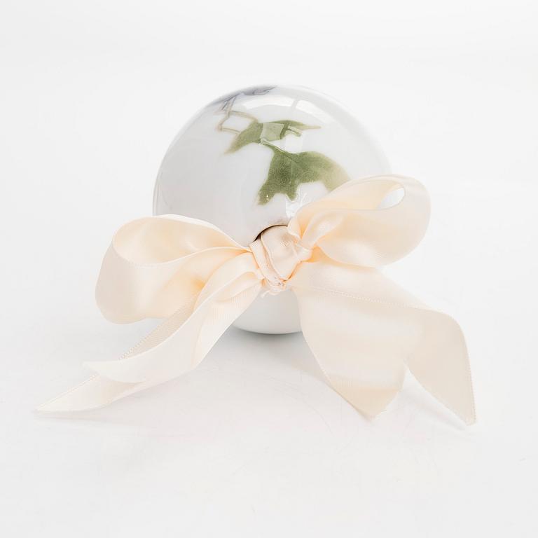 A porcelain easter egg, probably Meissen, Germany, 20th century.