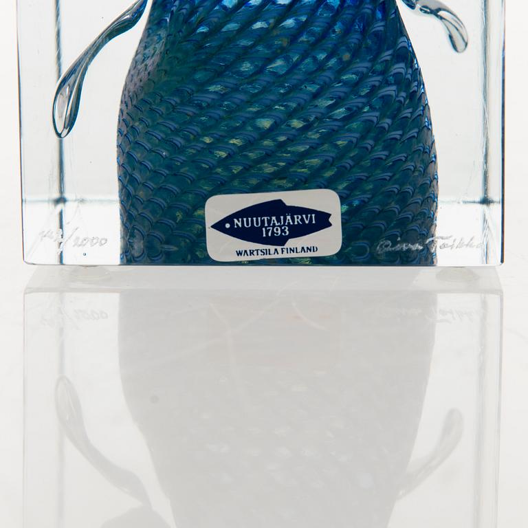 OIVA TOIKKA, an annual glass cube signed Oiva Toikka, Nuutajärvi 1988, numbered 142/2000.
