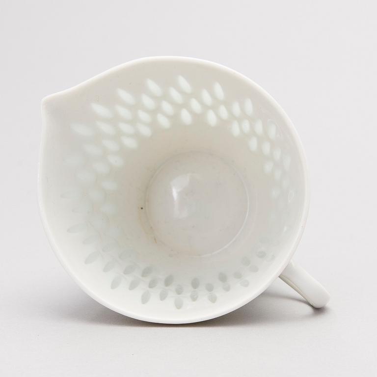 A 40-piece set of tableware in porcelain, signed F.H.Kj. Finland Arabia.