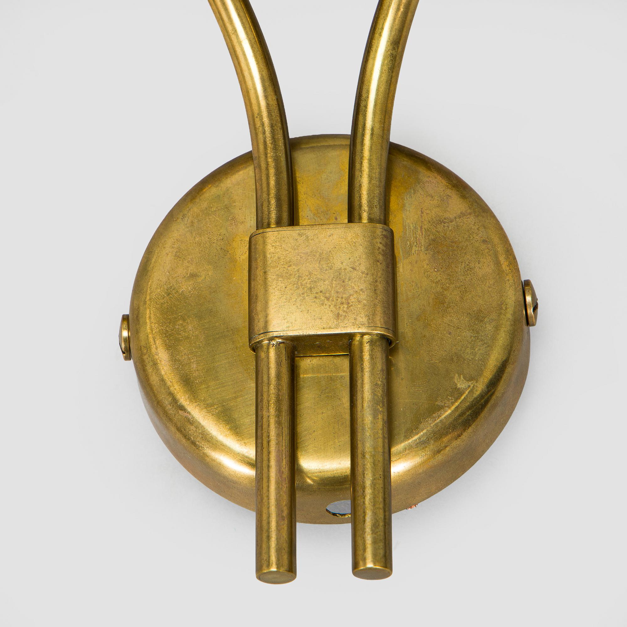 Paavo Tynell, a mid-20th century '9452' wall light for Idman.