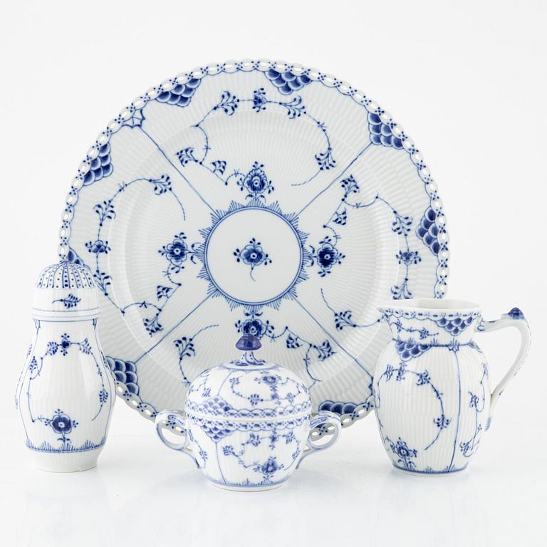 Servisdelar, 4 delar, porslin, "Musselmalet", hel- och halvblonde, Royal Copenhagen, Danmark.