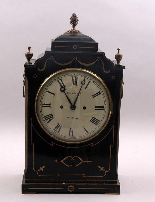 BORDSPENDYL, märkt James Upjohn, Brentford, 1800-talets mitt.