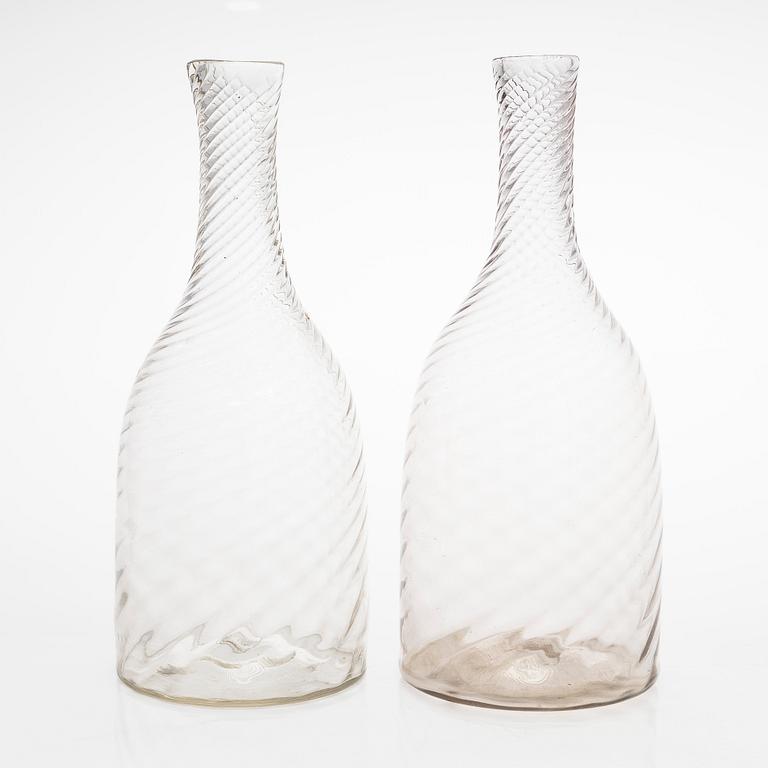 Two late 19th century decanters by Nuutajärvi-Notsjö glassworks.