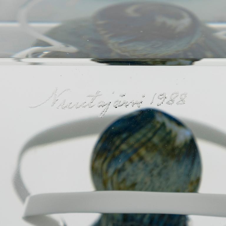 Oiva Toikka, årskub, signerad Oiva Toikka, Nuutajärvi 1988, numrerad 152/2000.