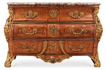 607. A French Régence 18th century commode in the manner of F. Mondon.