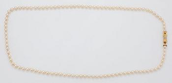 A Chaumet cultured pearl necklace with a clasp in 18K gold set with round brilliant-cut diamonds.