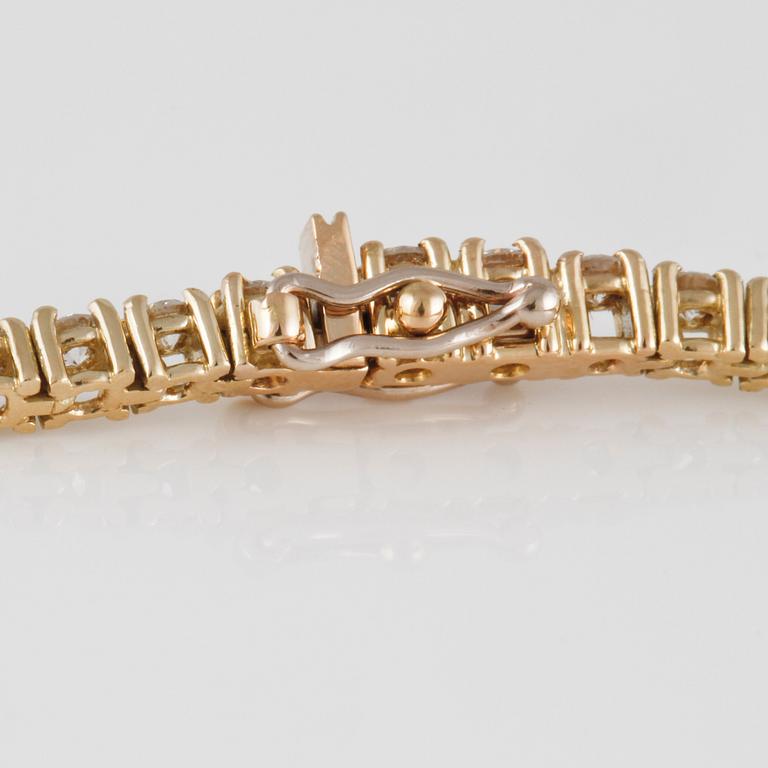 ARMBAND, 18K guld med briljantslipade diamanter ca 2.71 ct. Vikt  10,0 gram.