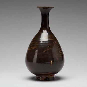 A brown and black glazed vase, Song dynasty (960-1279).