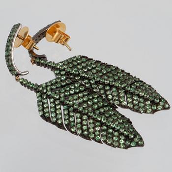 ÖRHÄNGEN, 14K guld och silver med fasettslipade tsavoriter 5.70 ct. Vikt 17,4 gram.