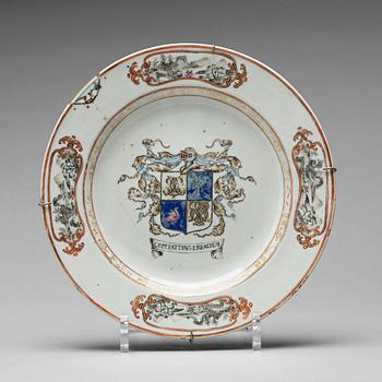 799. A set of four armorial dinner plates, Qing dynasty, Qianlong (1736-95).