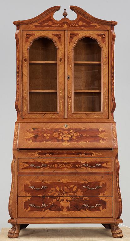 VITRINSKÅP. Möjligen Italien,  1900-talets första hälft/mitt.