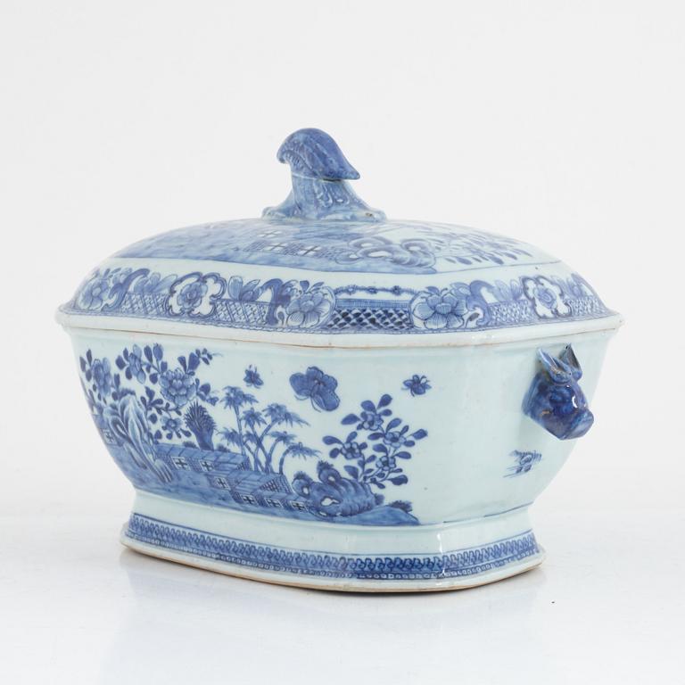 A Chinese blue and white wxport porcelain tureen with cover, Qing dynasty, Qianlong (1736-95).