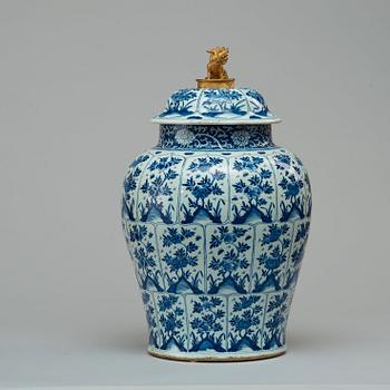 A blue and white jar with cover, Qing dynasty, Kangxi (1662-1722).