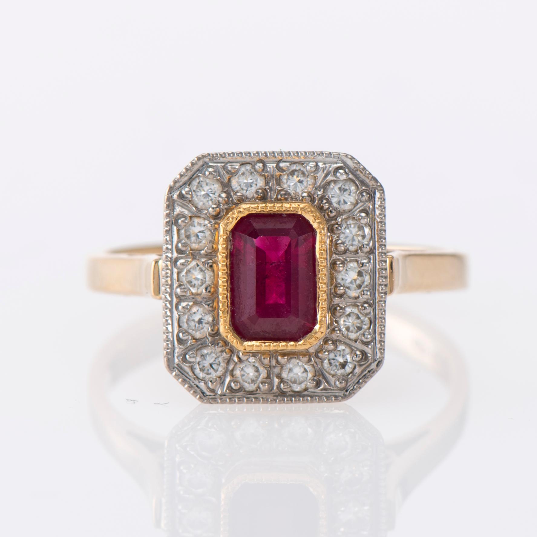 RING, 18K guld, rubin, briljantslipade diamanter. Vikt ca 4,7 g.