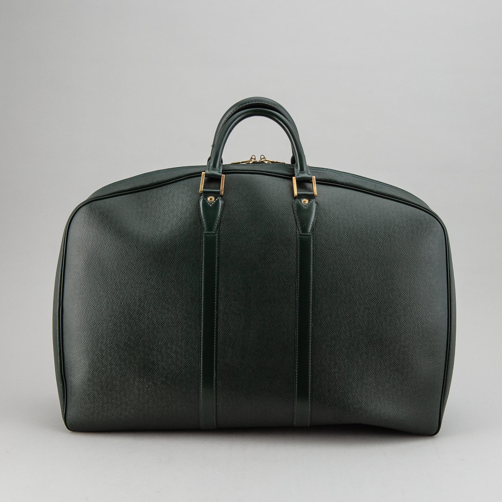 LOUIS VUITTON, 'Helanga' weekendbag with garment cover.