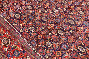 A Sarouk carpet, c. 406 x 302 cm.