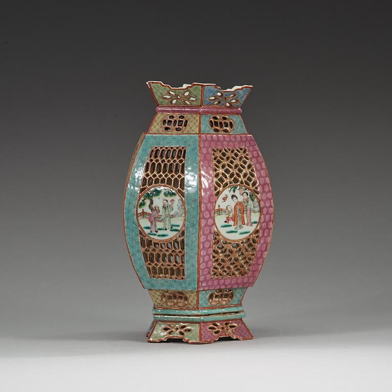 A famille rose lantern, Qing dynasty, 19th Century.