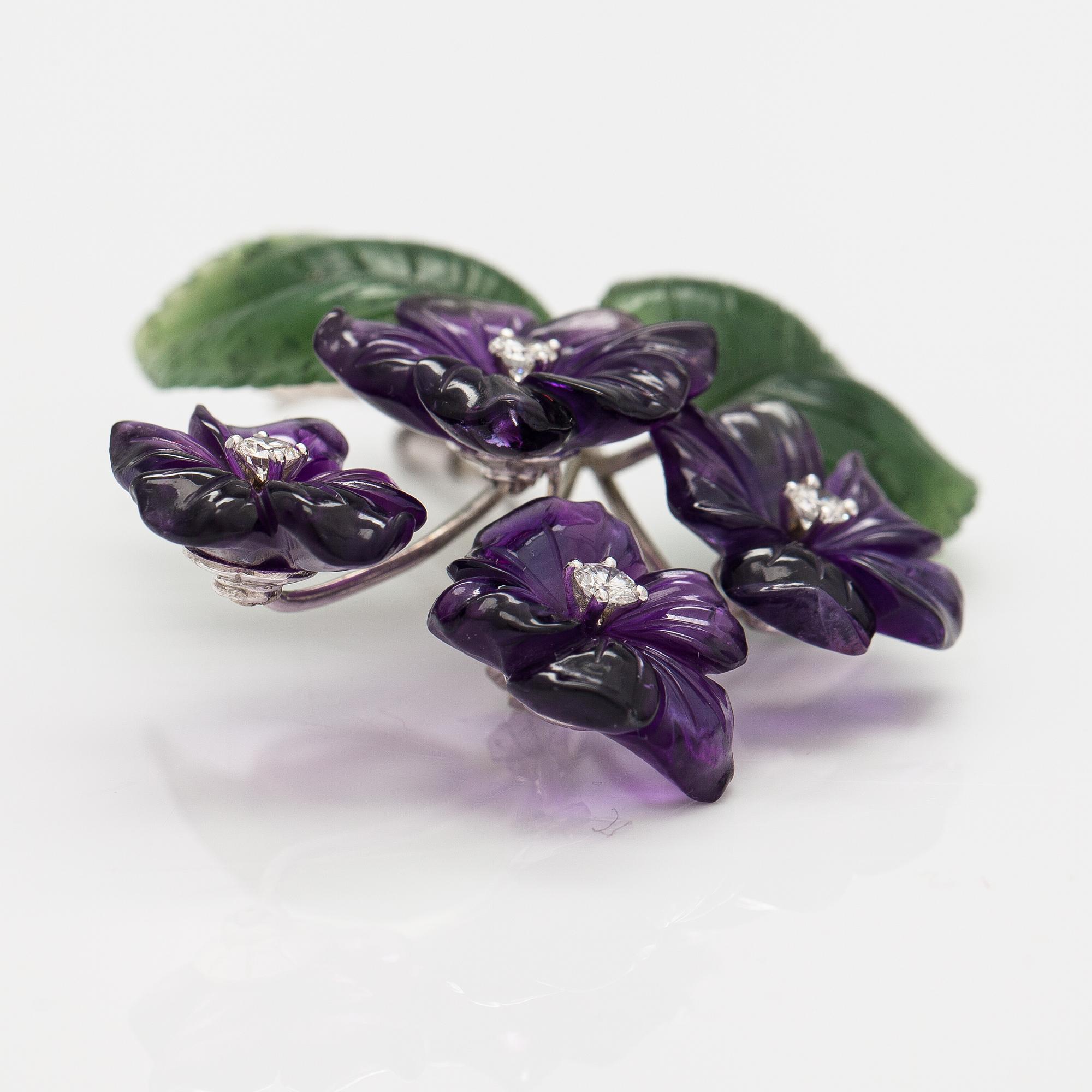 Rintaneula, 18K valkokultaa, veistettyjä ametisteja ja nefriitteja, timantteja n. 0.64 ct yht.