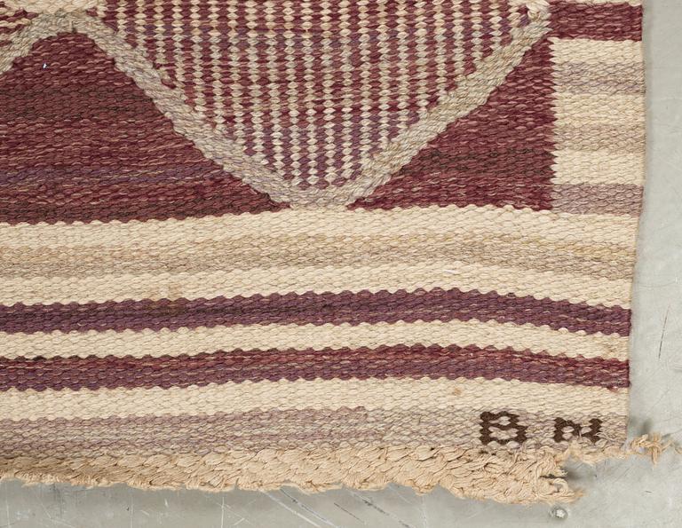CARPET. "Spättan, lila". Tapestry weave. 272,5 x 173 cm. Signed AB MMF BN.